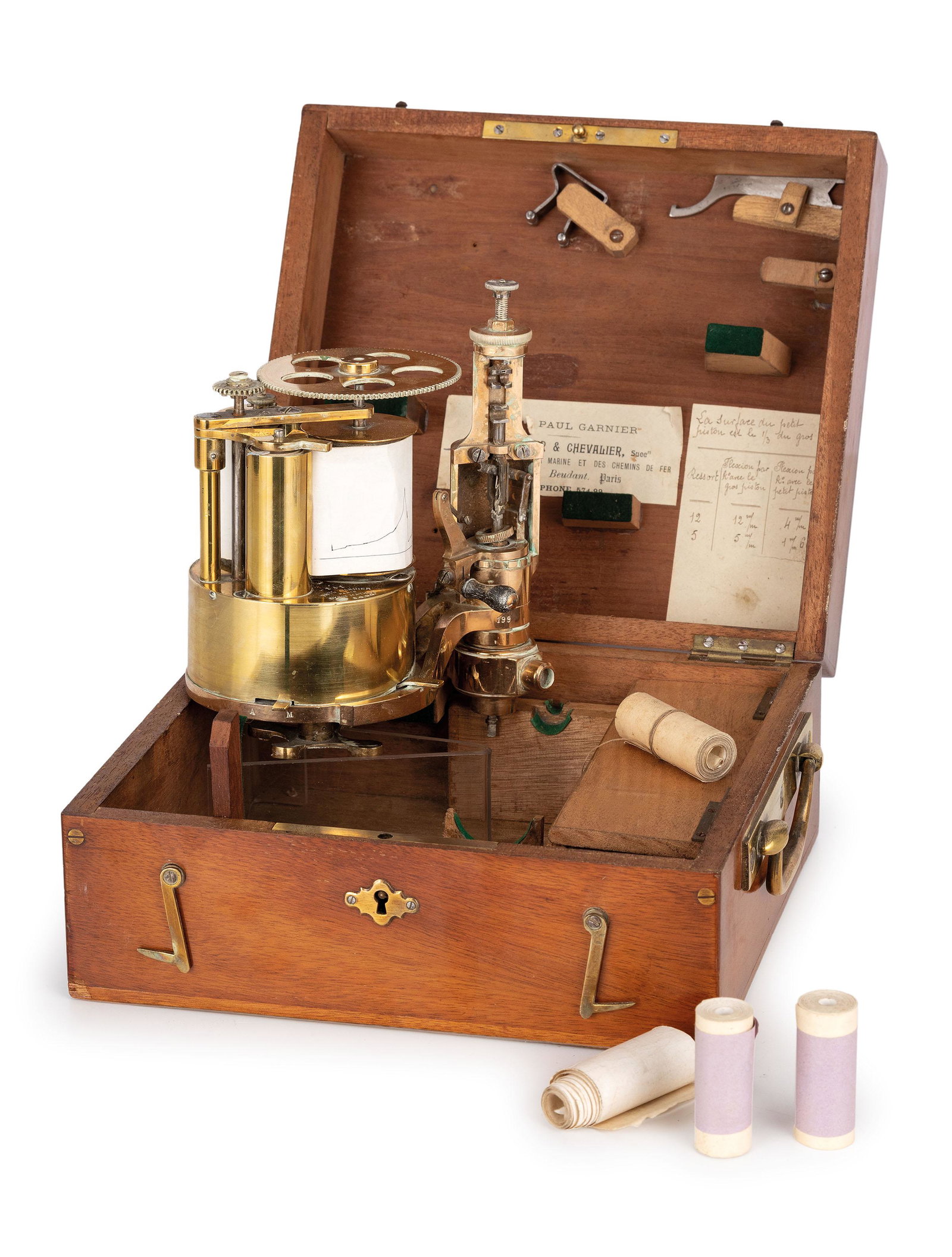 PAUL GARNIER, SISMOGRAFO PORTATILE, FRANCIA 1880 CIRCA: sismografo portatile con struttura in ottone, dotato di custodia e numerosi rotolini di carta nuovi e utilizzati, riportante date e informazioni varie. Alt cm 24, prof. cm 22, larg. cm 13. Da revision