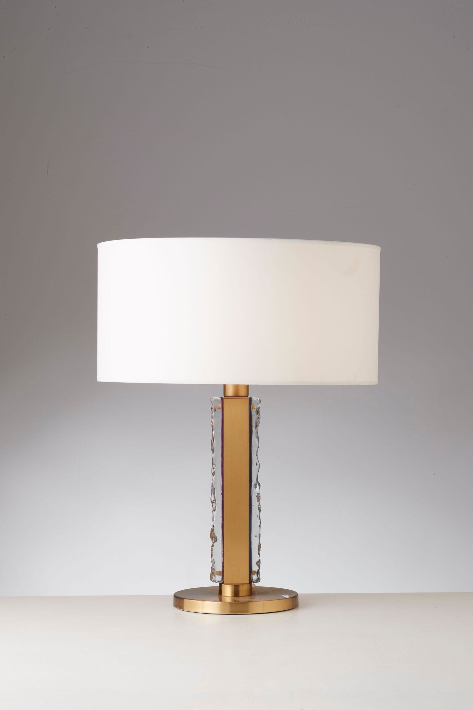 ANGELO BROTTO: Lampada da tavolo. Ottone, vetro trasparente con inclusioni di vetro colorato, tessuto. Produzione Esperia anni '70. diametro cm 22, altezza con paralume cm 58 A TABLE LAMP BY A. BROTTO