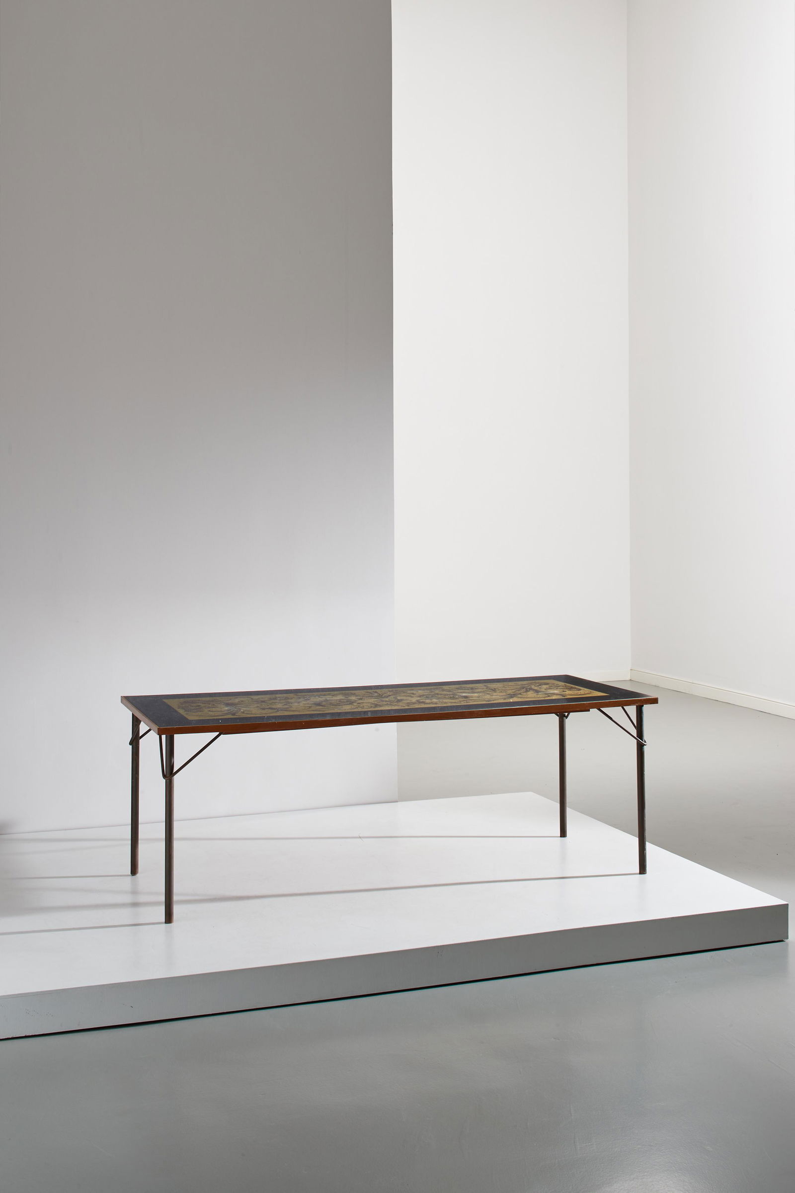 CARLO SCARPA: Tavolo. Ottone, legno di acero, vetro retro dipinto. Decorazione Bottega Villani. Firma sul piano. Esecuzione Eugenio Giussani 1958. Sul piano in vetro firma retro dipinta. cm 79x221x91 A TABLE BY C.