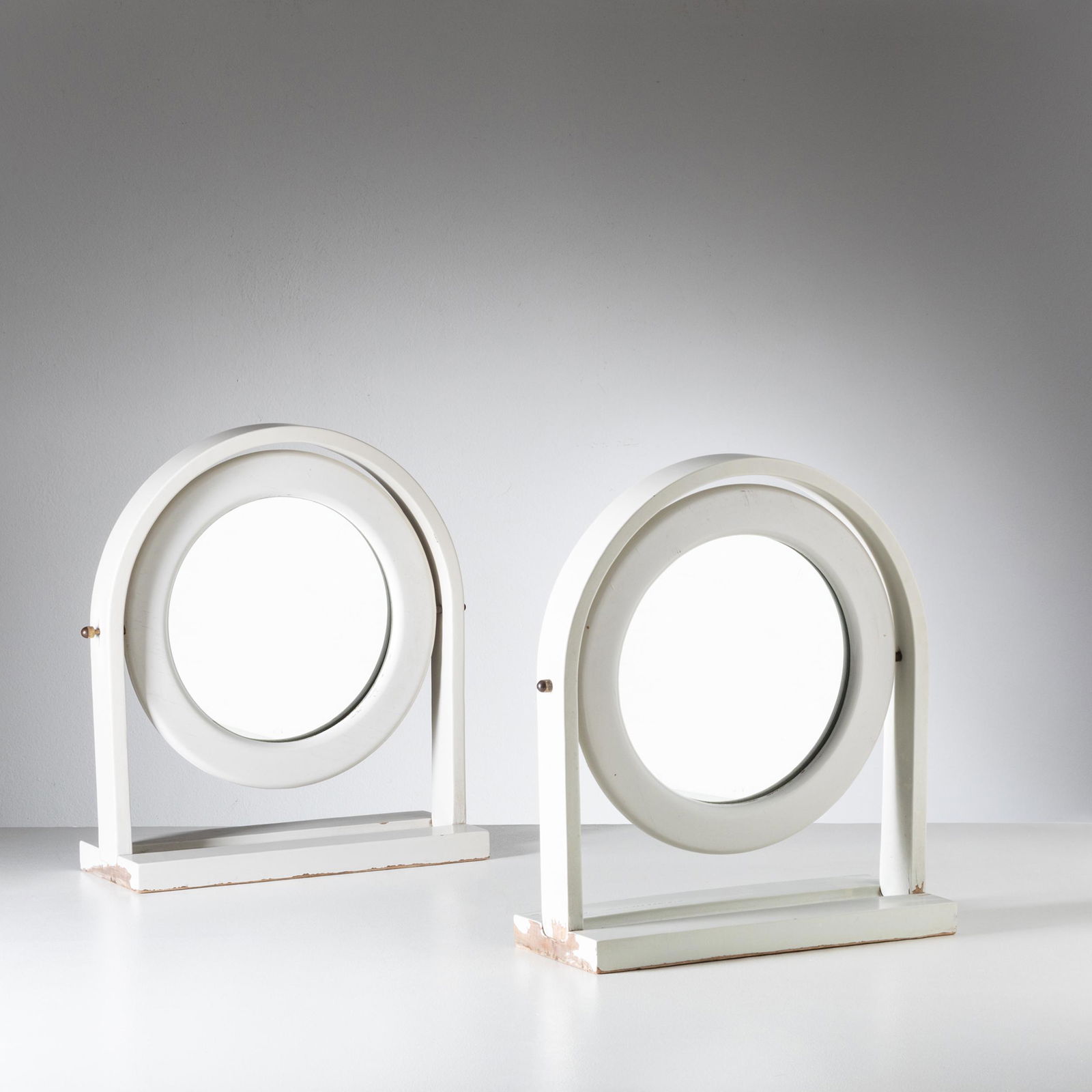 ETTORE SOTTSASS: Coppie di specchi da tavola modello Sandretta. Legno laccato, vetro specchiato, ottone. Produzione Poltronova anni '60 cm 50x43x16,5 A PAIR OF TABLE MIRRORS BY E. SOTTSASS Catalogo Produzione Poltrono