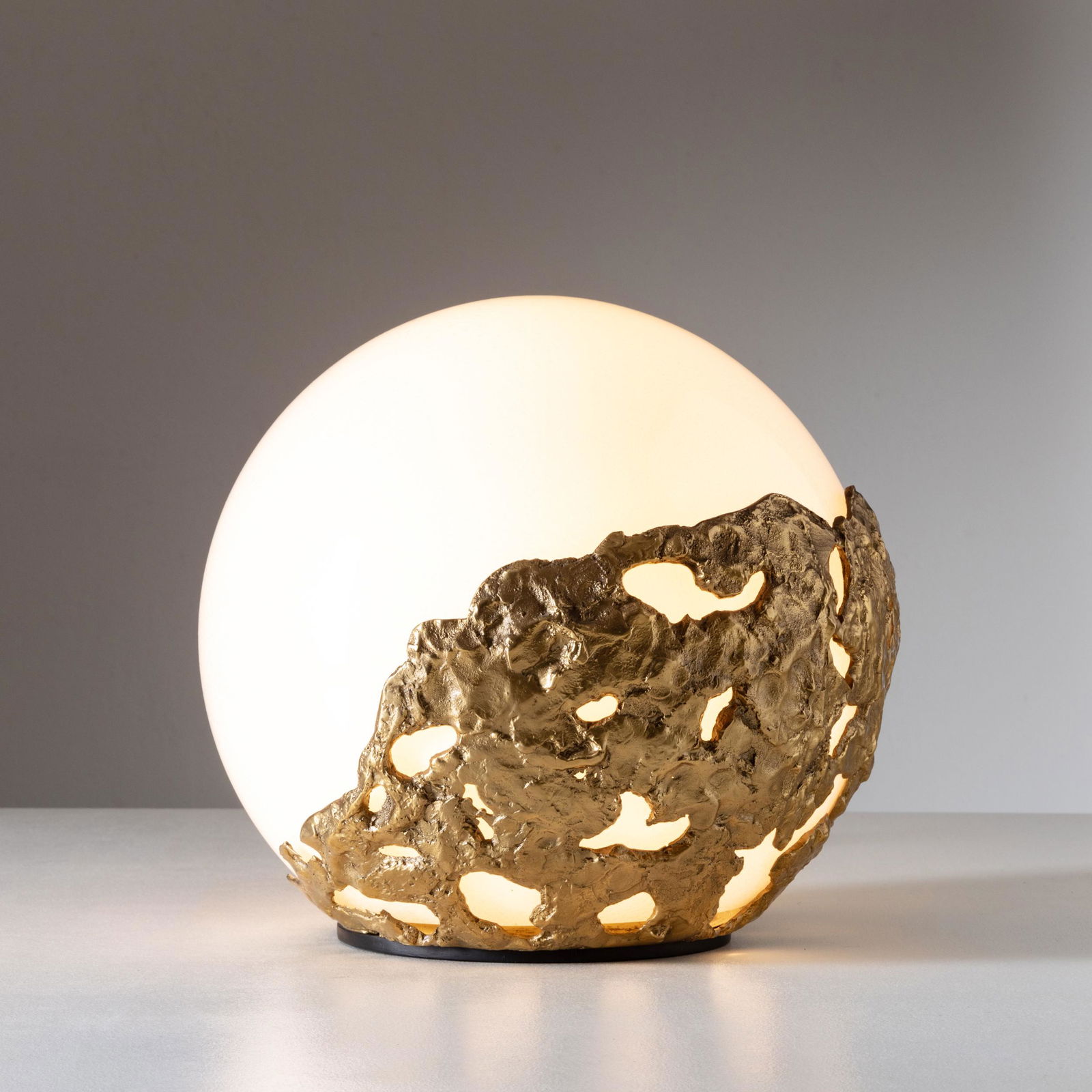 ANGELO BROTTO: Lampada da tavolo modello Natalia. Ottone, fusione di bronzo dorato, vetro pulegoso. Produzione Esperia Poggibonsi anni '70 circa Diametro cm 32 A TABLE LAMP BY A BROTTO Buone condizioni generali. Gra