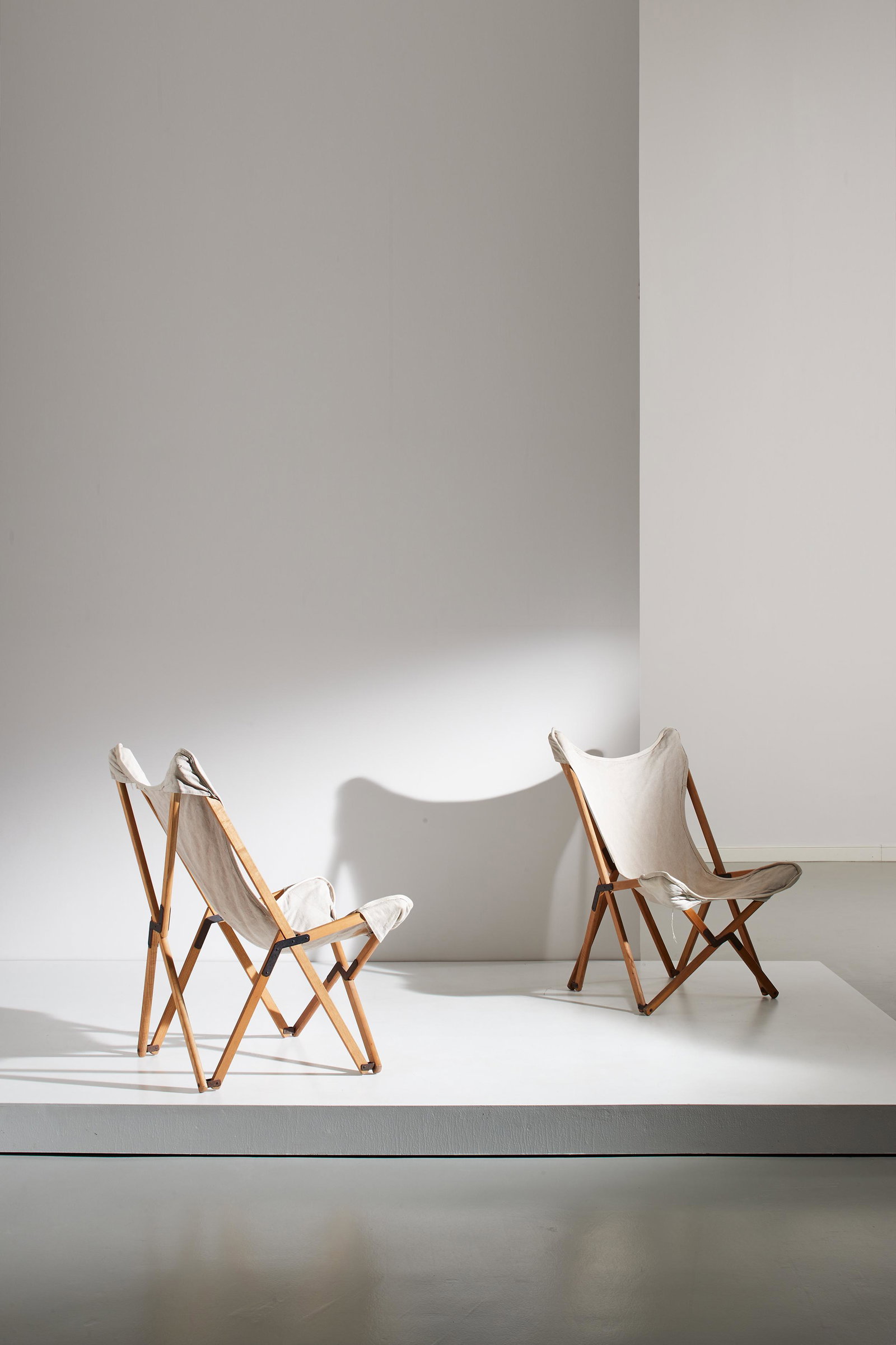 JOSEPH FENDY: Coppia di poltrona pieghevoli mod. Tripolina. Legno di faggio, ottone, tessuto. Italia anni '70. cm 103x70x95 A PAIR OF FOLDING ARMCHAIRS BY J. FENDY Cfr.: I. de Guttry, M. P. Maino, Il mobile Dec