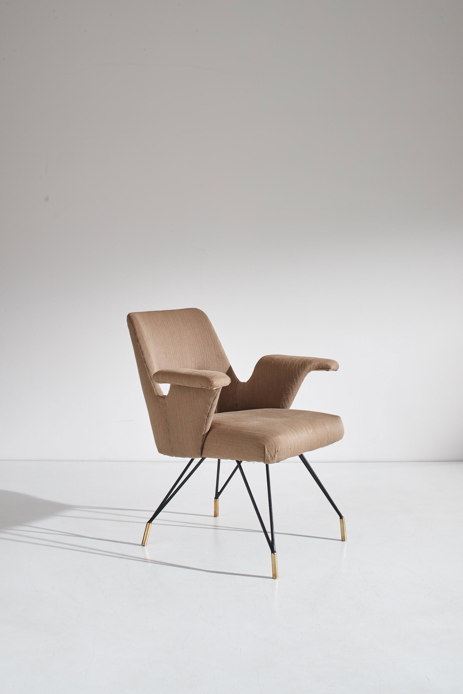 AUGUSTO BOZZI: Poltroncina. Ottone, tondino di ferro smaltato, tessuto imbottito. Produzione Saporiti, fine anni '50. cm 80x76x68 AN ARMCHAIR BY A. BOZZI Ottime condizioni. Piccole righe , segni d'usura, tessuto sos