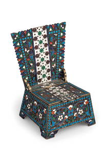 SALIERA A TRONO IN ARGENTO E SMALTI, MOSCA, 1908-1917,: ORAFO M. M. ZORIN a quattro piedini, superficie interamente decorata a motivi naturalistici e geometrici; difetti Alt. cm 9,5, larg. cm 6,8; peso gr 165 A RUSSIAN SILVER AND CLOISONNE' ENAMEL THRONE S