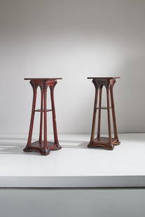 EUGENIO QUARTI: Coppia di grandi alzate Art Nouveau con piano girevole. Una in legno di mogano, l'altra in legno di noce. cm 127x48x48 A PAIR OF STANDS BY E. QUARTI Valerio Terraroli, Dizionario Skira delle arti deco