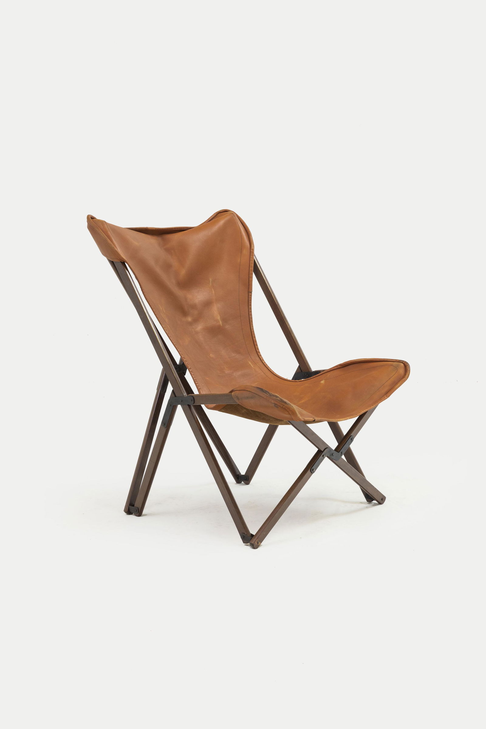 JOSEPH FENDY: Poltrona mod. Tripolina. Legno di faggio, ferro, cuoio imbottito. Produzione Viganò, anni '50. cm 105x74x80 AN ARMCHAIR BY J. FENDY Domus, n. 97, gennaio 1936, p. 56- I. de Guttry, M. P. Maino, I