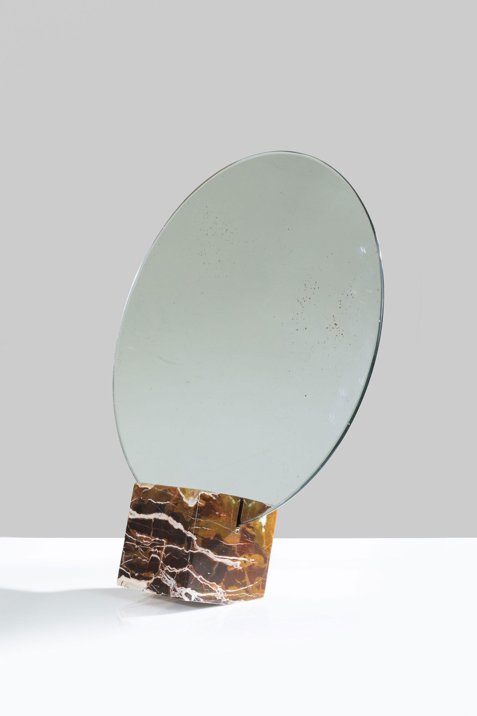 SUPERSTUDIO: Psiche mod. Vanitas. Onice rosso, cristallo sagomato specchiato. Produzione Poltronova anni '70 cm 75x66x22 A VANITY BY SUPERSTUDIO Condizioni molto buone, piccole righe e segni d'usura, trascurabili