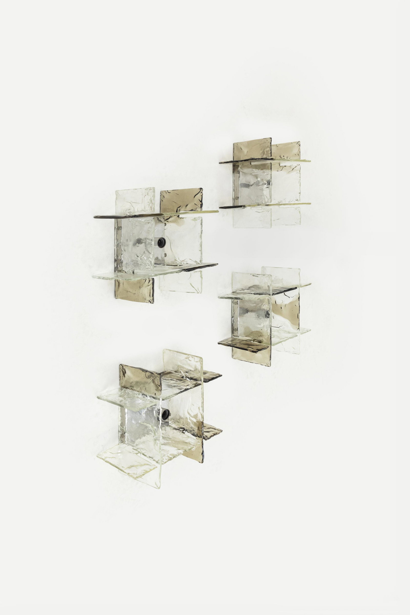 MAZZEGA: Quattro lampade da parete. Metallo elementi in vetro colorato lavorati a caldo. Produzione Vetrerie Mazzega, fine anni '60. cm 40x40x20 FOUR WALL LAMPS BY MAZZEGA Buone condizioni, normali segni d'usu