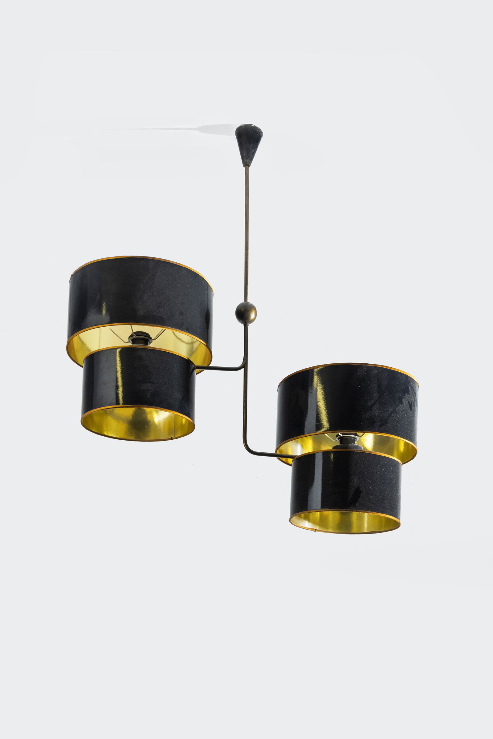 MANIFATTURA ITALIANA: Lampada a sospensione. Ottone. Anni '50. cm 102x88x35 AN ITALIAN CEILING LAMP Buone condizioni, piccole righe e segni d'usura, trascurabili mancanze.