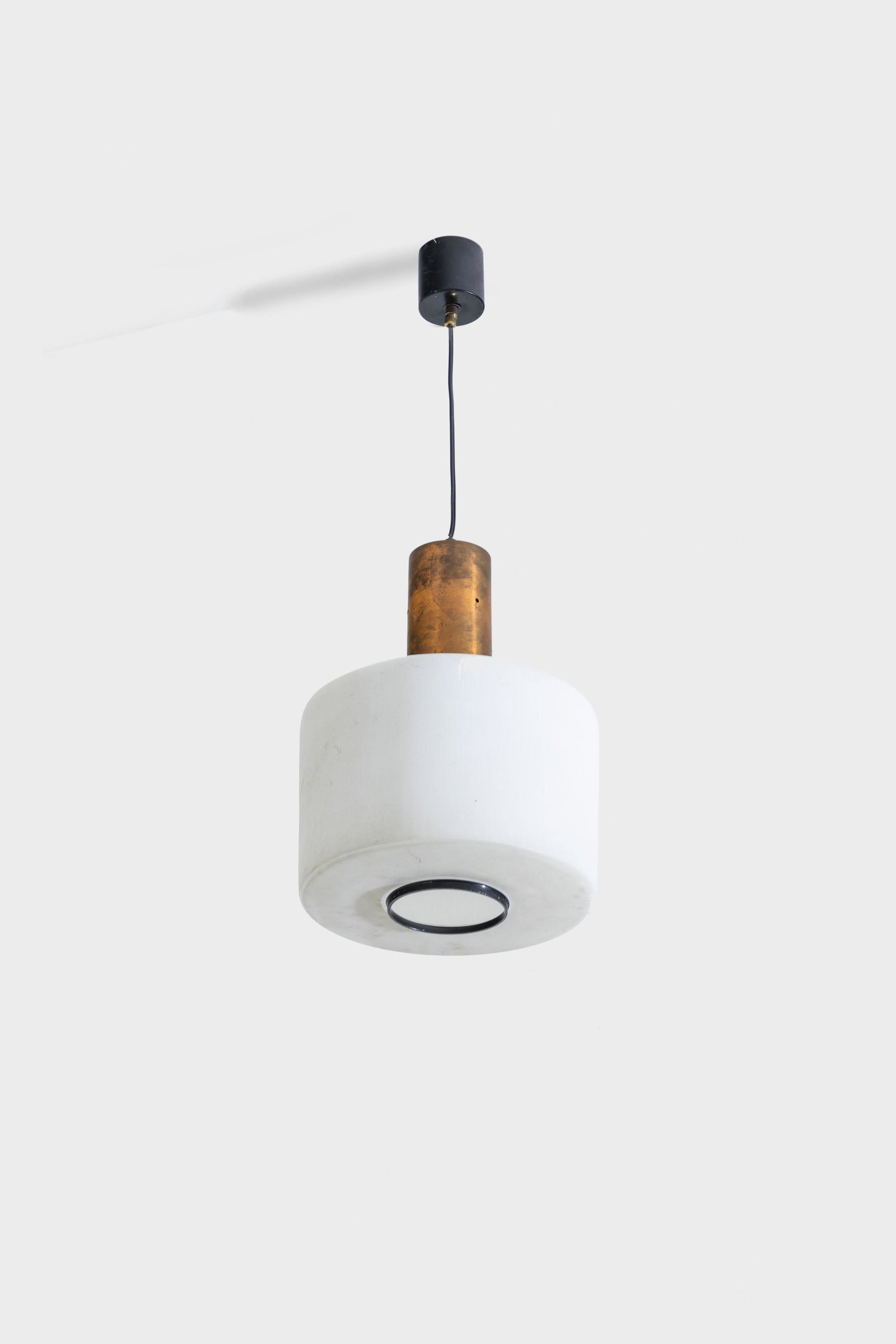 STILNOVO: Lampada a sospensione. Rame, vetro opalino, metallo verniciato. Italia anni '60. cm 72x27x27 A CEILING LAMP BY STILNOVO Buone condizioni, piccole righe e segni d'usura, trascurabili mancanze. naturale