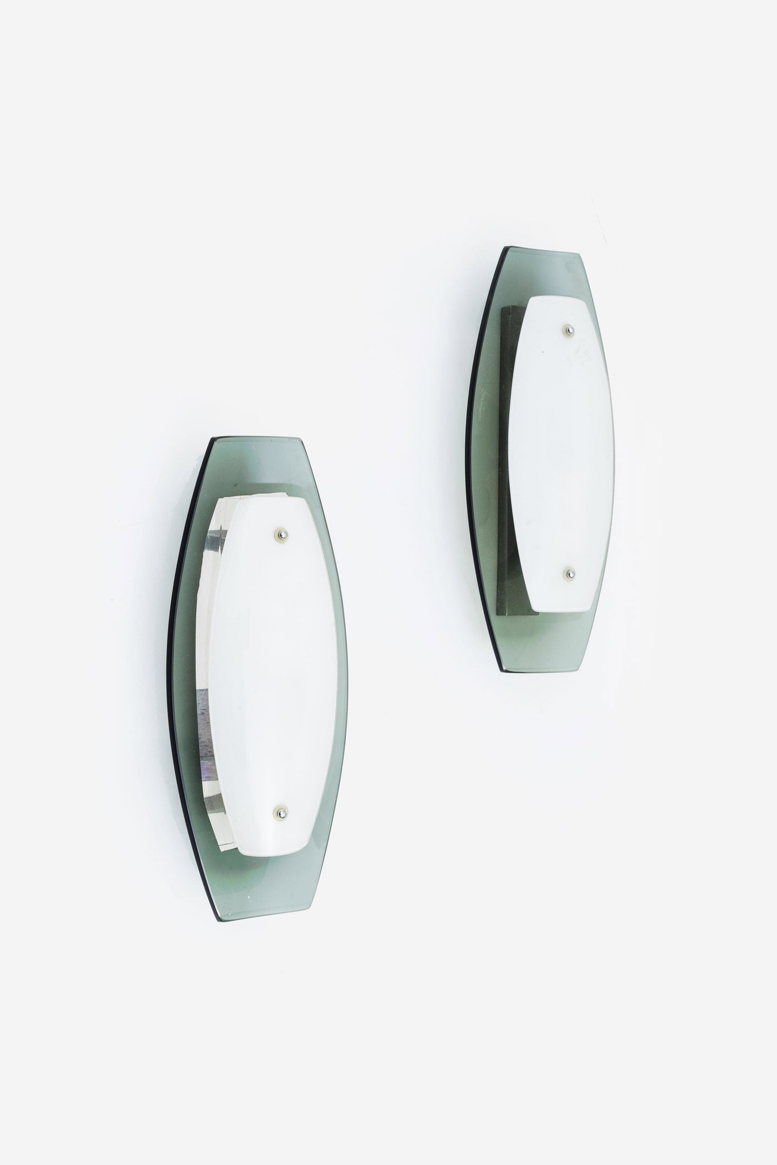 MANIFATTURA ITALIANA: Coppia di lampade da parete. Ottone cromato, vetro colorato molato, vetro opalino. Anni '60. cm 30x12x8 A PAIR OF ITALIAN WALL LAMPS Buone condizioni, piccole righe e segni d'usura, trascurabili manca