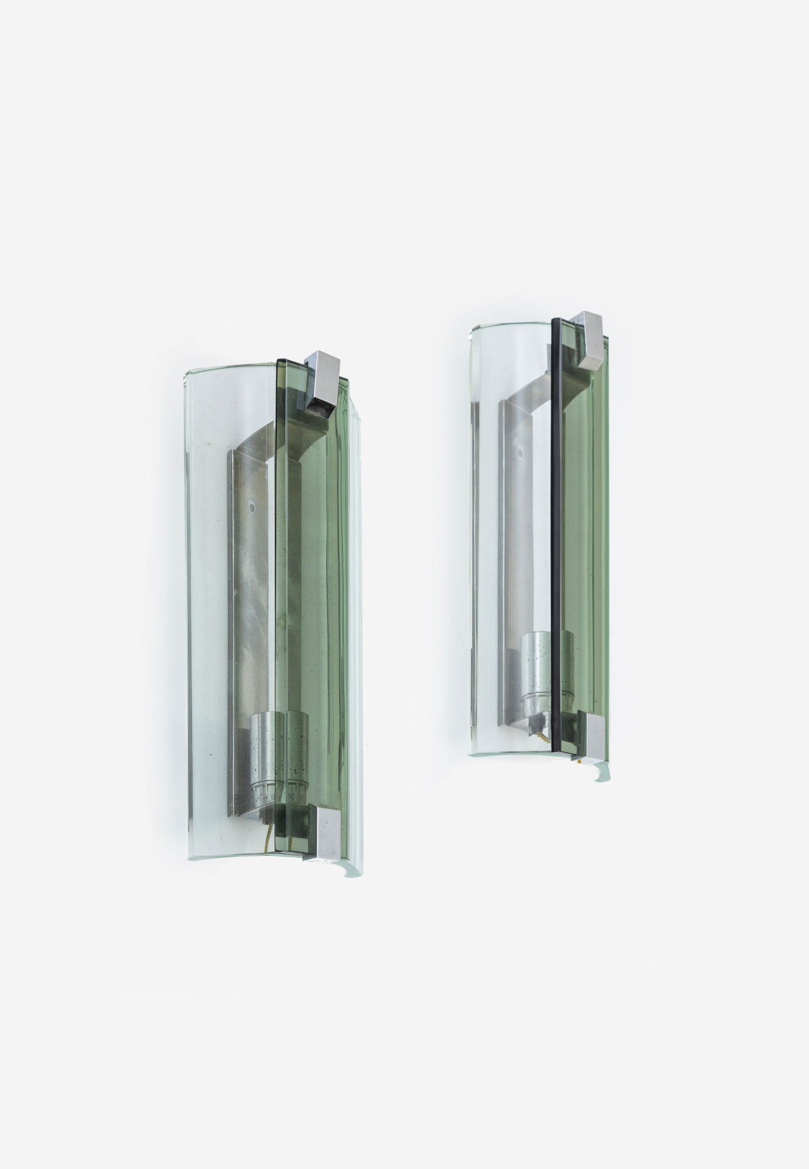 VECA: Coppia di lampade da parete. Ottone cromato, vetro colorato molato. Etichetta della manifattura. Anni '60. cm 28x11x7 A PAIR OF WALL LAMPS BY VECA Buone condizioni, piccole righe e segni d'usura, tras