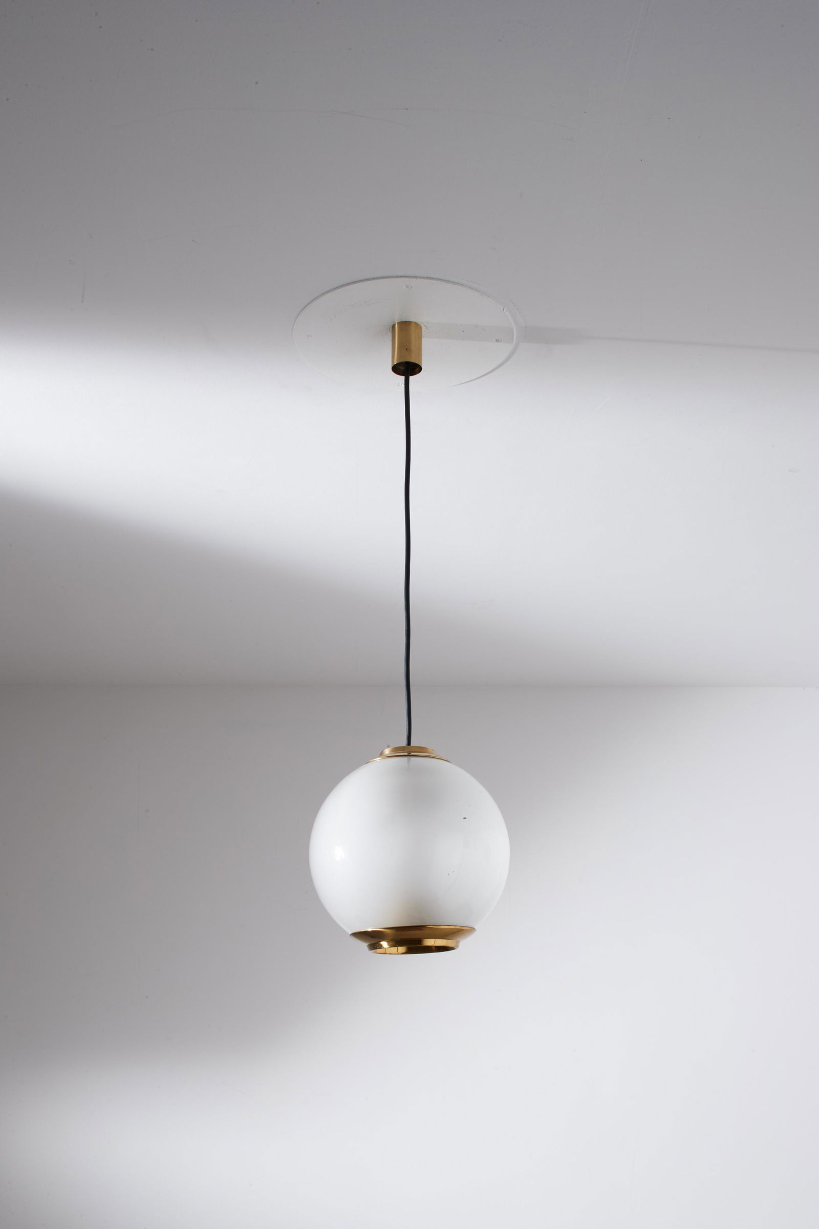 LUIGI CACCIA DOMINIONI: Coppia di lampade a sospensione modello LS2. Vetro acidato, ottone. Produzione Azucena 1952 circa diametro cm 30 A PAIR OF CEILING LAMPS BY L. C. DOMINIONI Domus n. 276 ; 277, Dicembre 1952, p. 75 Buo