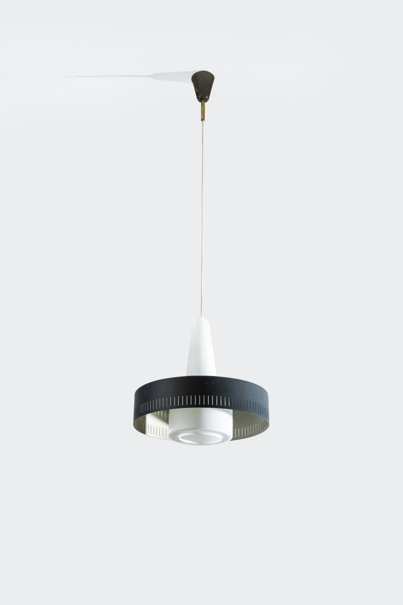 STILNOVO: Lampada a sospensione. Metallo smaltato, ottone, vetro opalino. Decalcomania della manifattura. Italia anni '50. cm 92x30x30 A CEILING LAMP BY STILNOVO Buone condizioni, piccole righe e segni d'usura,