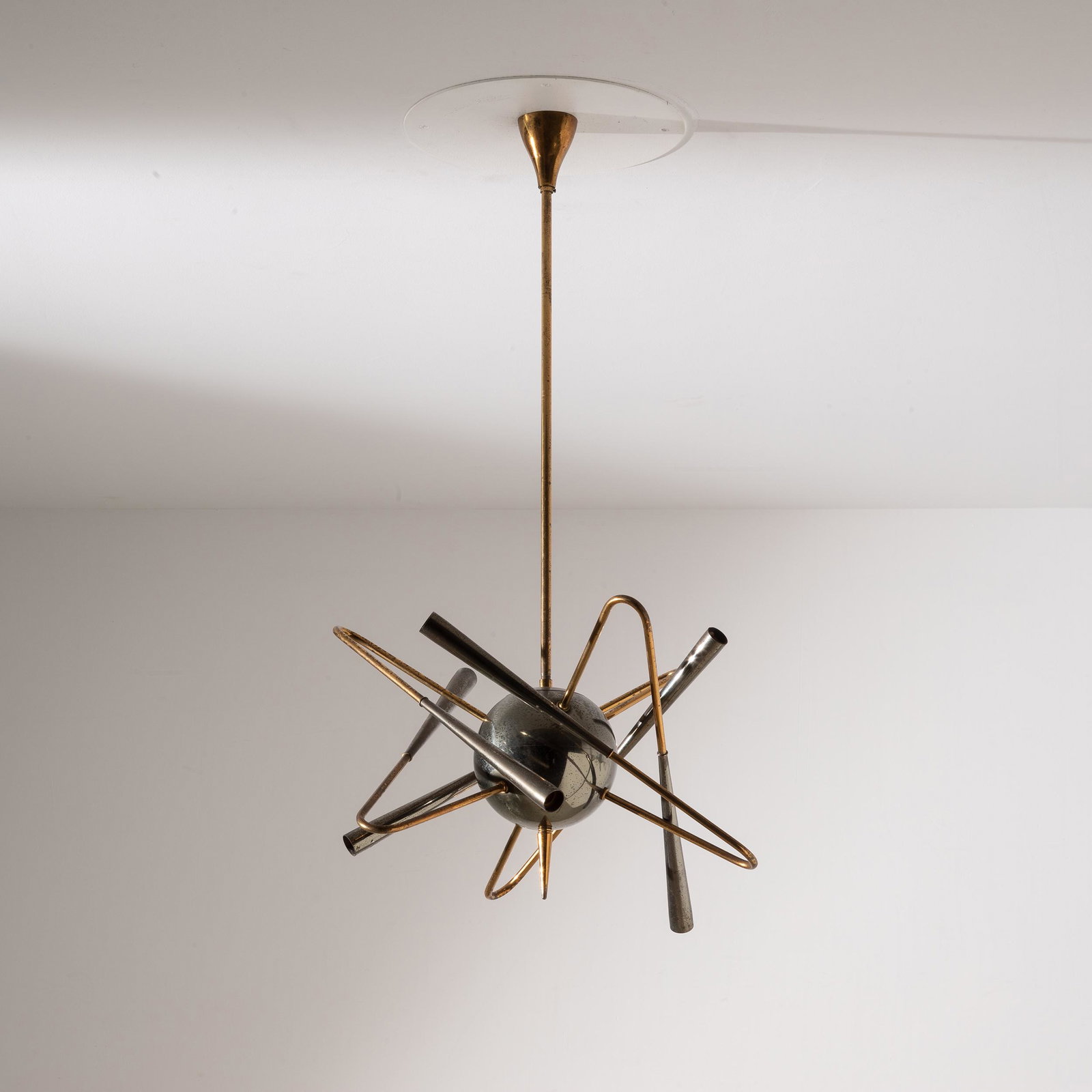 STILNOVO: Lampada a sospensione. Ottone, ottone brunito. Produzione Stilnovo anni '50. cm 100x55 A CIELING LAMP BY STILNOVO Buone condizioni generali. Piccole righe, leggeri segni d'usura. Ossidazione diffusa a