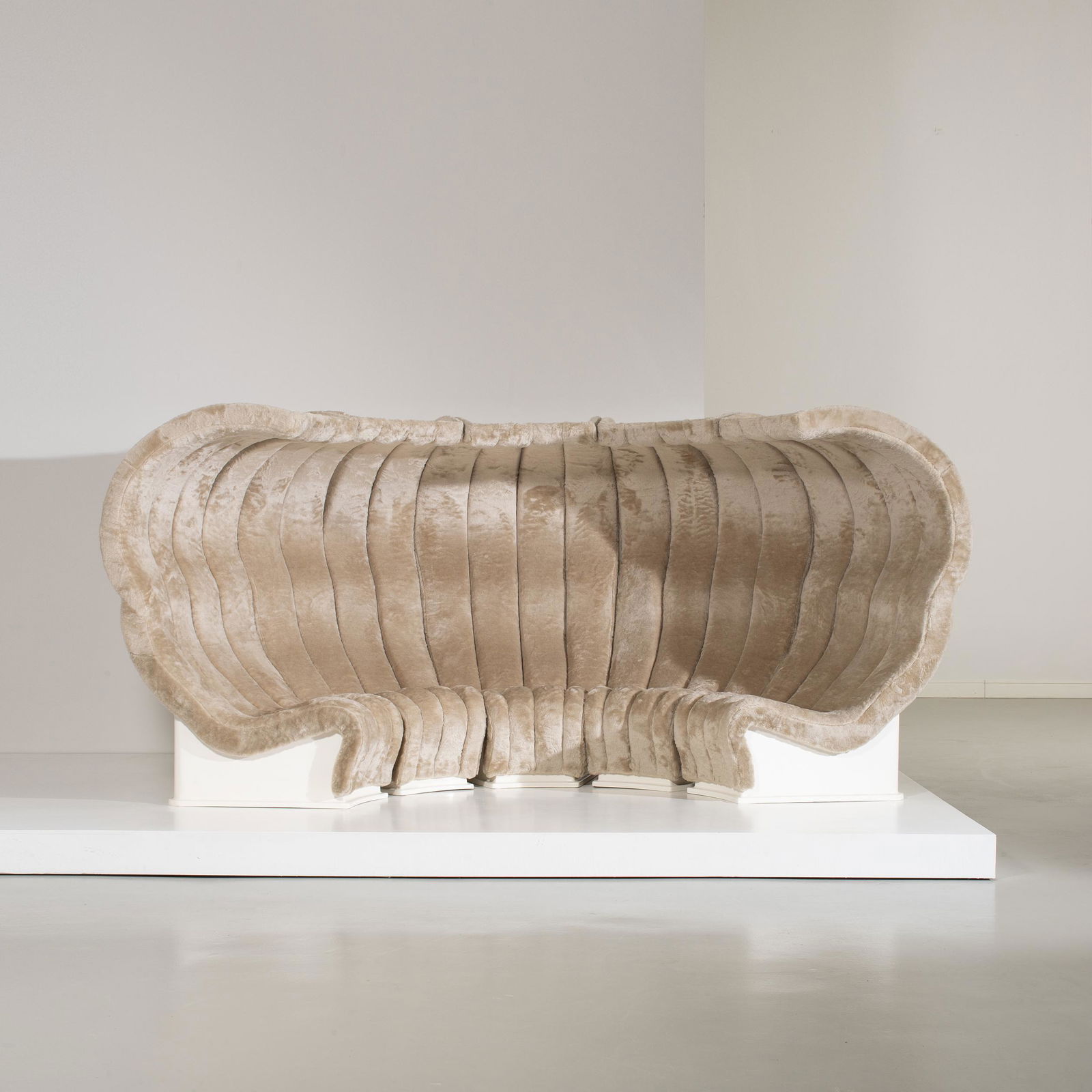 SUPERSTUDIO: Divano modello Bazaar. Vetroresina stampata, rivestimento sintetico. Produzione Giovannetti fine anni '60. Singolo modulo Alt. cm. 150, Lung. cm. 93, Prof. cm. 95 Ottime condizioni generali. Trascurab