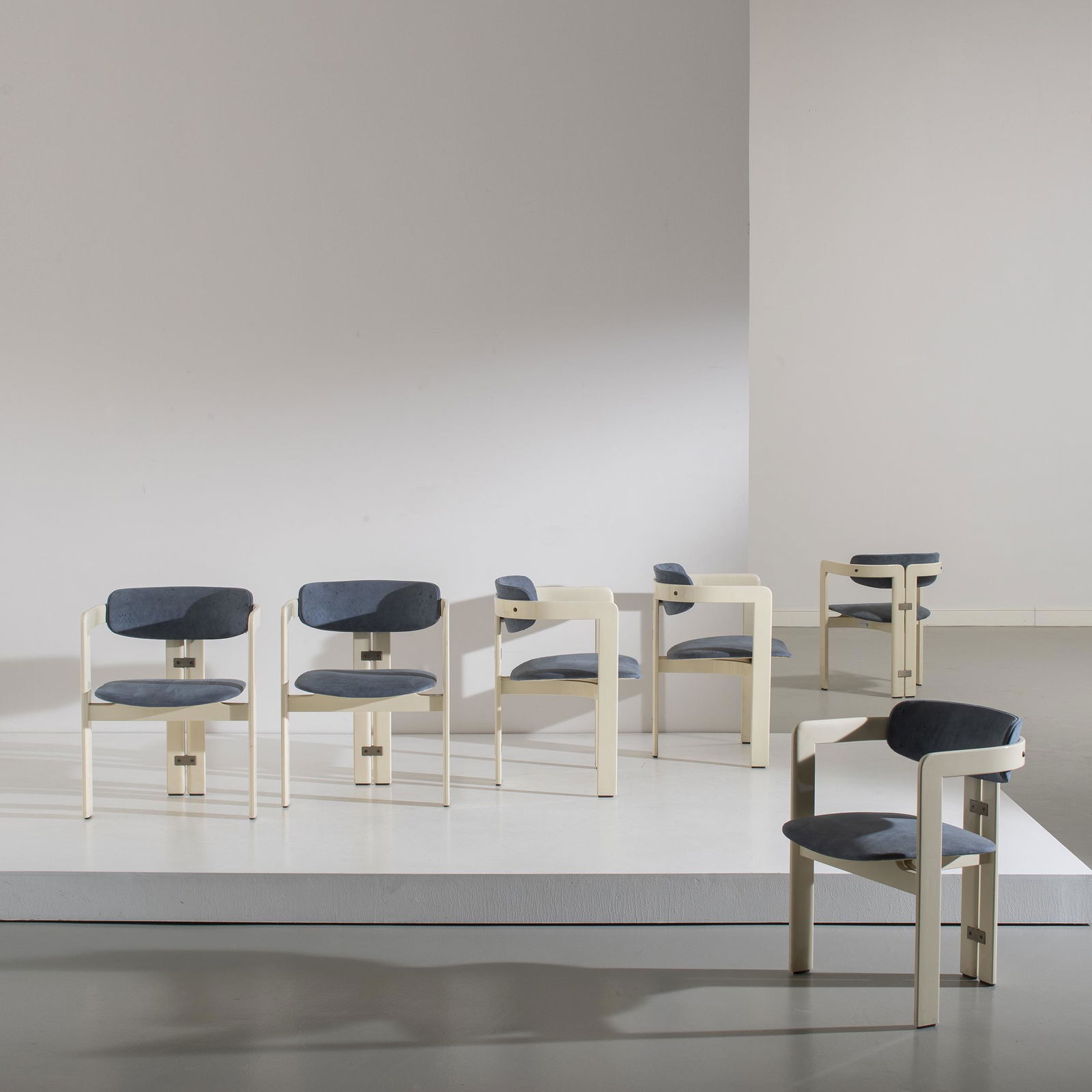 AUGUSTO SAVINI: Sei poltroncine mod. Pamplona. Legno laccato, ottone nichelato, tessuto. Produzione Pozzi, 1968 ca. cm 72x57x53 SIX ARMCHAIRS BY A. SAVINI Domus 483, febbraio 1970, p. 44. Buone condizioni, righe e se