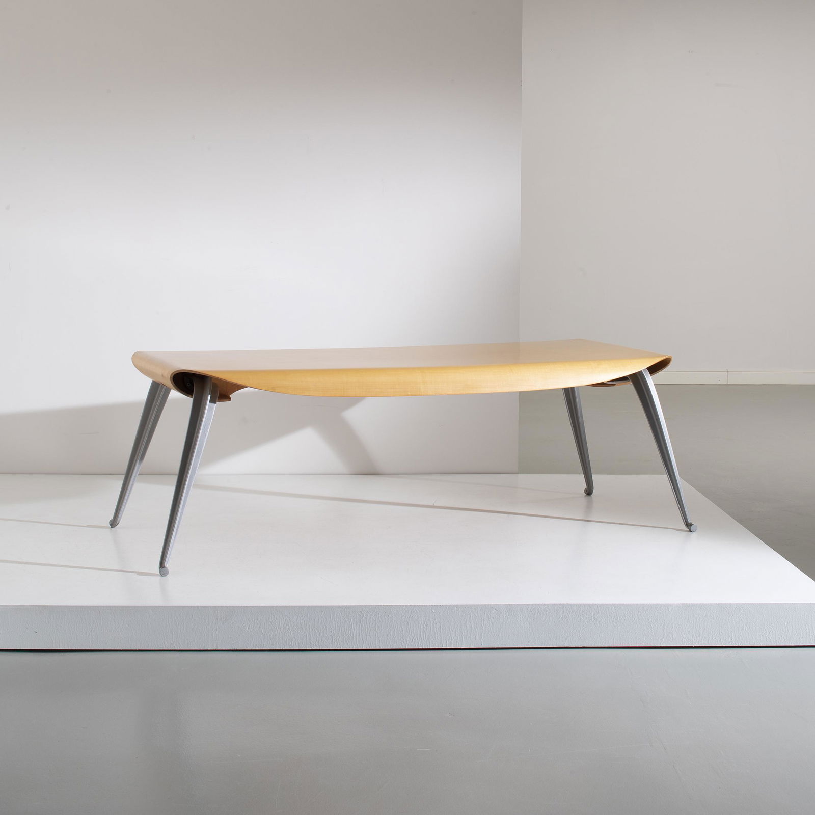 RON ARAD: Tavolo mod. Fly Ply. Legno multistrato termoformato, alluminio pressofuso. Produzione Driade 1994. Marchio del produttore cm 75x210x95 A TABLE BY RON ARAD Buone condizioni generali. Piccole righe, leg