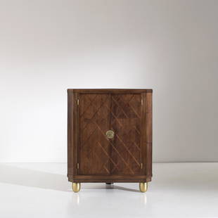 EUGENIO QUARTI: Mobile angoliera. Ottone, cristallo, legno di noce, legno di mogano, legno di teak. Produzione Quarti anni '40. cm 107x62x62 A CORNER CABINET BY E. QUARTI Condizioni generali molto buone., Struttura i