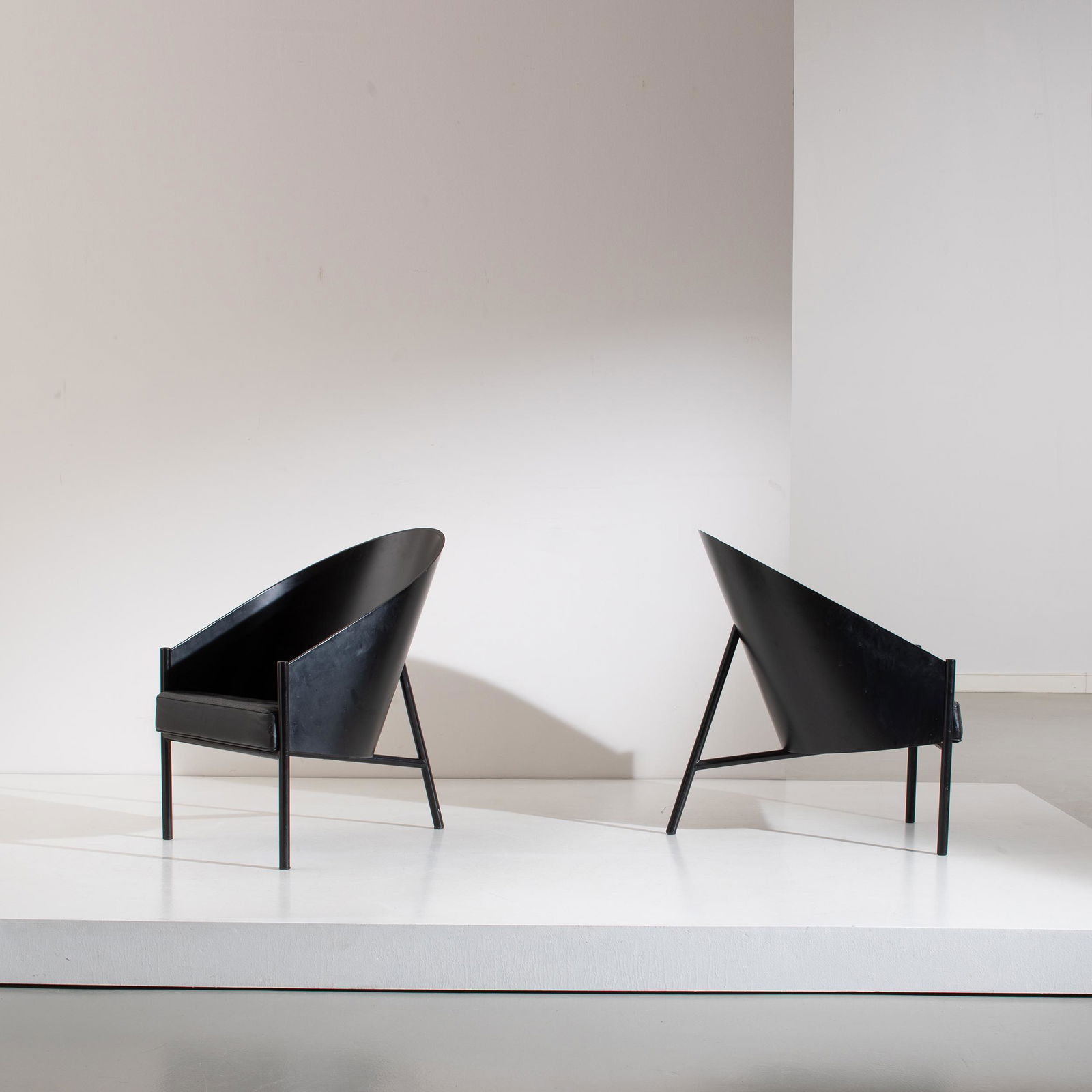 PHILIPPE STARCK: Coppia di poltrone mod. Parigi 1949. Metallo smaltato, multistrato smaltato. produzione Driade 1985. cm 87x62x80 A PAIR OF ARMCVHAIRS BY P. STARCK Charlotte & Peter Fiell, '1000 Chairs', Taschen 2012,