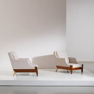 MELCHIORRE BEGA: Coppia di poltrone. Legno, tessuto imbottito, ottone. Produzione Bega Bologna anni '50. cm 73x62x80 A PAIRM OF ARMCHAIRS BY M. BEGA Buone condizioni generali. Piccole righe, leggeri graffi,