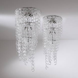 ANGELO MANGIAROTTI: Due lampadari della serie Giogali. Metallo cromato, elementi in vetro trasparente lavorati a caldo. Produzione Vistosi, anni 70. Diametro cm 60 TWO CEILING LAMPS BY A. MANGIAROTTI G. Gramigna, Reperto