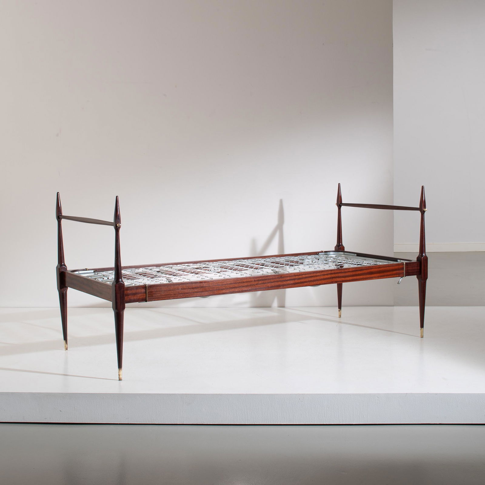 POZZI & VERGA: Letto a giorno. Ottone, legno di mogano. Italia anni '50. cm 93x204x89 A DAY BED BY POZZI & VERGA Ottime condizioni. Piccole righe e segni d'usura. Ottone in patina con lieve ossidazione.