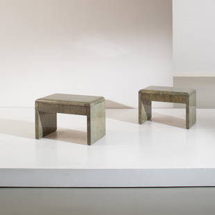 ALDO TURA: Coppia di comodini. Legno rivestito in pergamena. Italia anni '70. cm 42x60x40 A APIR OF BEDSIDE TABLES BY A. TURA Buone condizioni generali. Piccole righe, leggeri graffi, normali segni di usura dovu