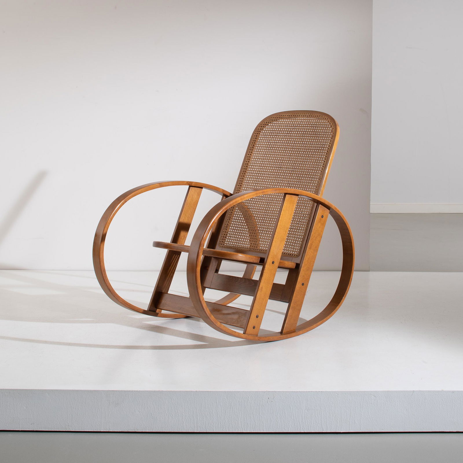 ANTONIO VOLPE: Sedia a dondolo in legno di faggio curvato a vapore, seduta e schienale in paglia di Vienna. Italia anni '70. cm 105X102X68 A ROCKING CHAIR BY A. VOLPE M.L. Borgia, G. Renzi, 'Società? Antonio Vo