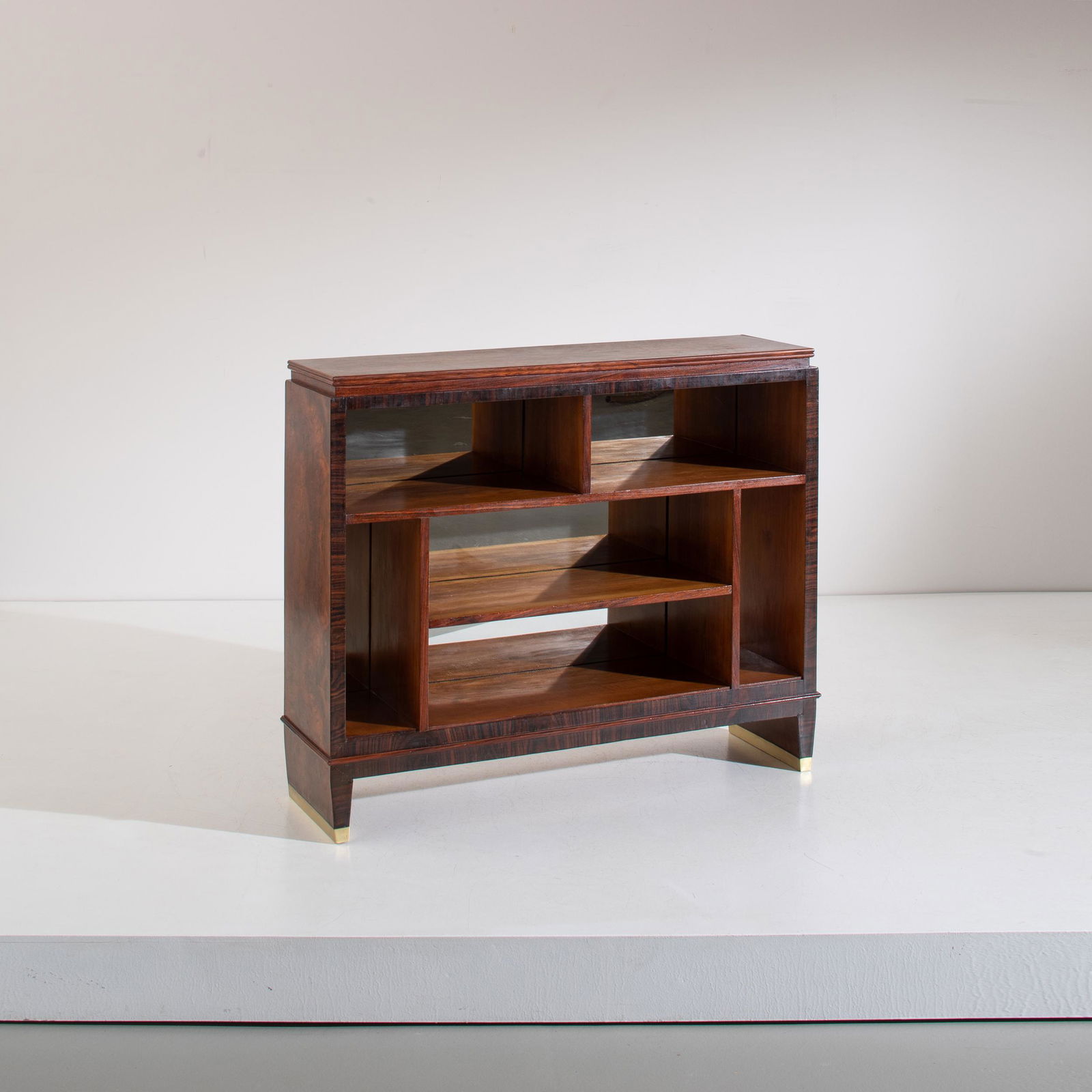 GIO PONTI (ATTRIB A.): Libreria a giorno. Ottone, cristallo specchiato, legno esotico. Probabile produzione Domus Nova anni '40. cm 90x105x31 A BOOKCASE ATTRIBUTED TO G. PONTI Buone condizioni generali. Piccole righe, legge