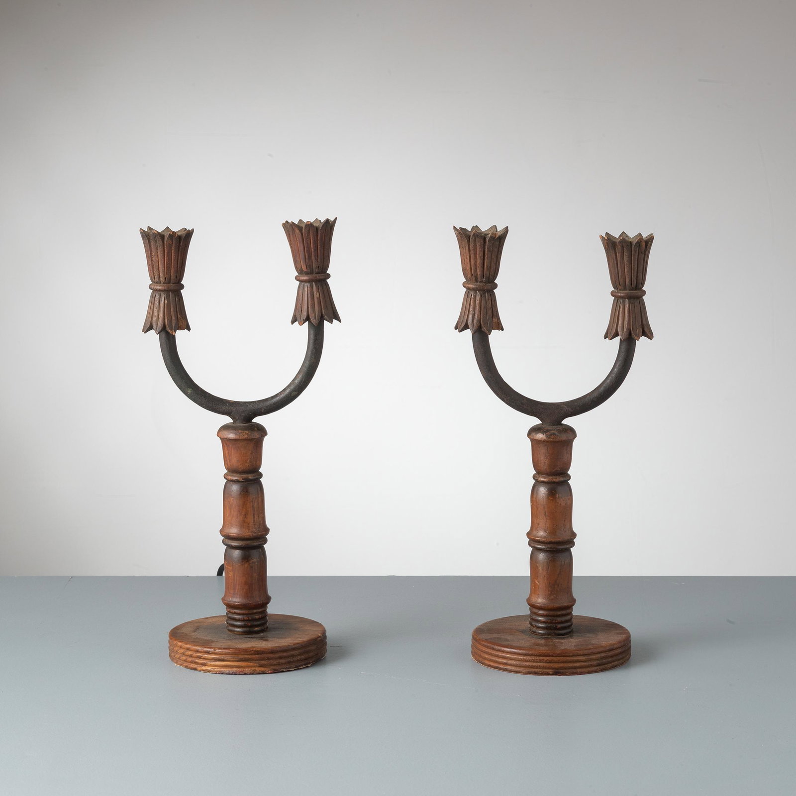 MANIFATTURA ITALIANA: Coppia di lampade da comodino. Legno tornito, legno lavorato, ferro battuto. Italia anni '40. cm 35x12x14 A PAIR OF ITALIAN TABLE LAMPS Buone condizioni generali. Piccole righe, leggeri graffi, normal