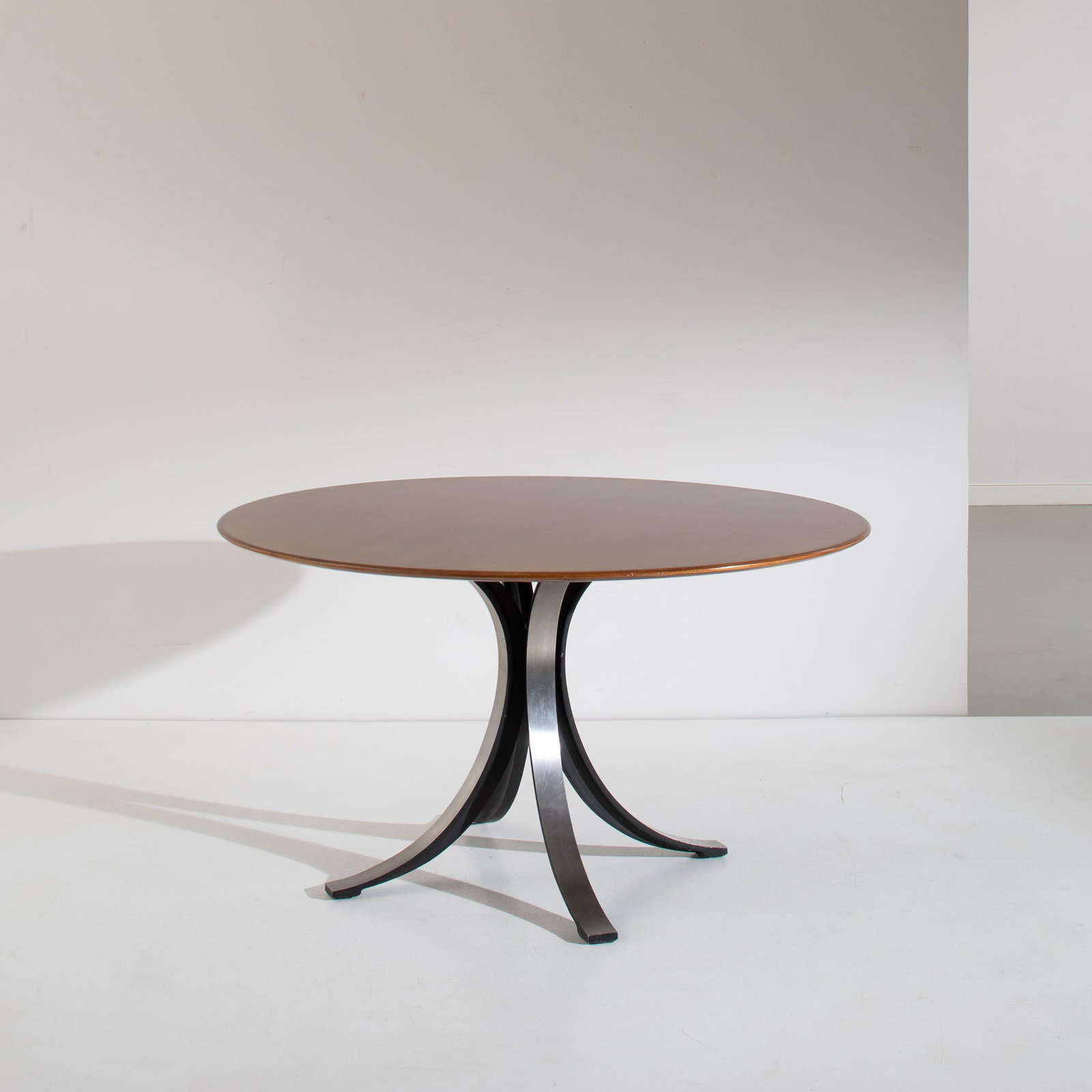 OSVALDO BORSANI: Tavolo mod. T 69. Alluminio pressofuso, acciaio satinato, legno di noce. Produzione Tecno fine anni '60. Altezza cm 73 Etichetta della manifattura cm A TABLE BY O. BORSANI Ottagono n. 30, settembre 19