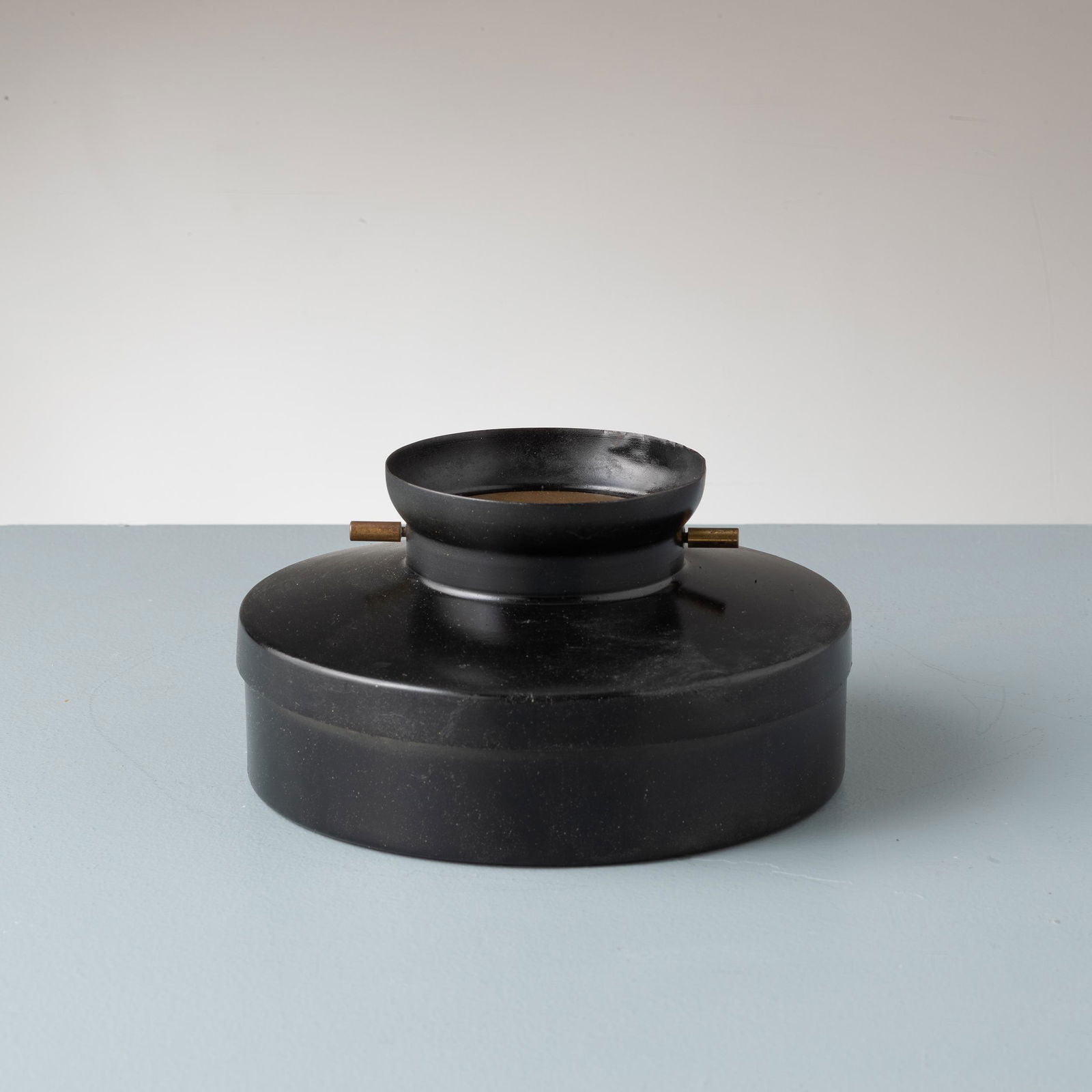 LUIGI CACCIA DOMINIONI: Posacenere. Ottone, ottone verniciato. Produzione Azucena anni '50. cm 10x18 AN ASHTRY BY L. C. DOMINIONI catalogo produzione Azucena Buone condizioni. Segni d?usura, piccole righe. Vernice non origin