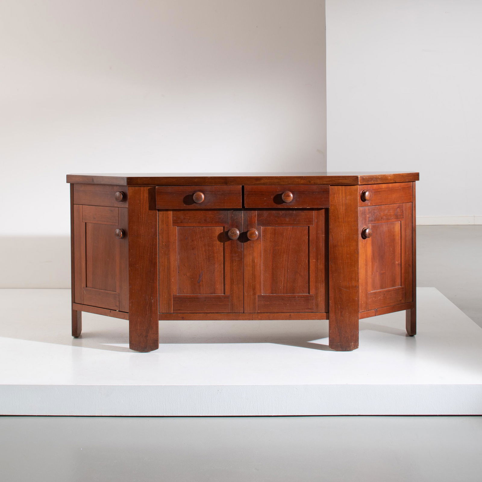 SILVIO COPPOLA: Credenza mod. 51 603 03. Legno di noce. Produzione Bernini 1964 ca. cm 95x200x50 A SIDEBOARD BY S. COPPOLA Ottagono, n. 1, aprile 1966, p. 92; La rivista dell'arredamento Interni n. 11, novembre 1967,