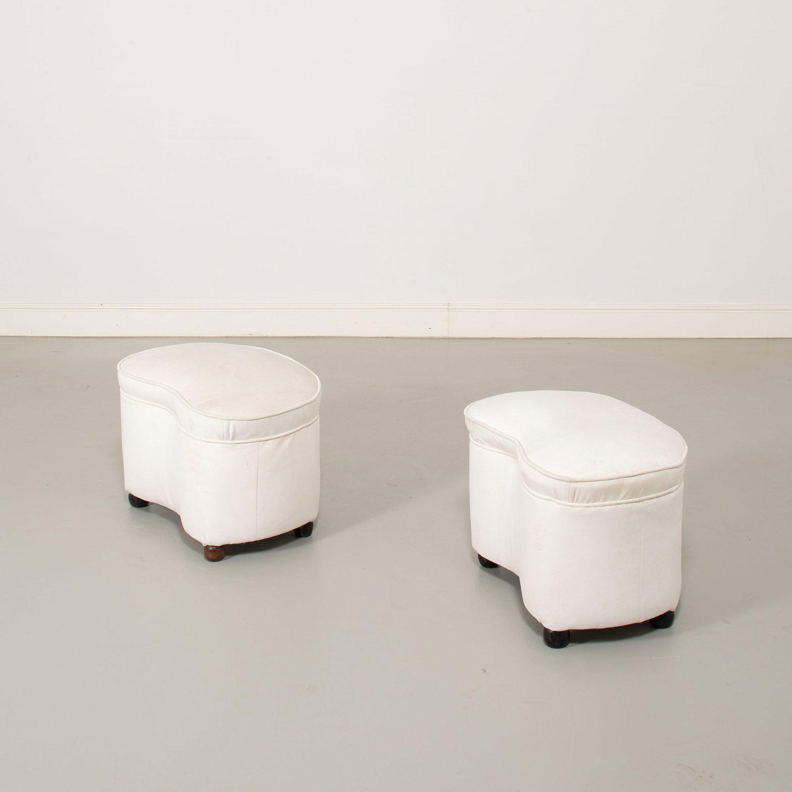 MANIFATTURA ITALIANA: Coppia di panchetti. Legno tornito, tessuto imbottito. Italia, anni '40. cm 39x58x42 A PAIR OF ITALIAN STOOLS
