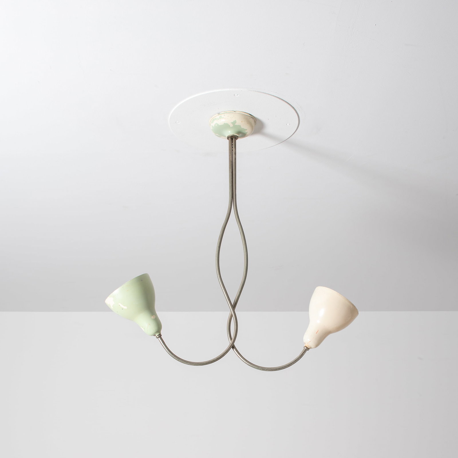 MANIFATTURA ITALIANA: Lampada a sospensione. Ottone nichelato, alluminio verniciato. Italia, anni '50 cm 70x65 AN ITALIAN CEILING LAMP Buone condizioni generali. Righe, graffi, segni di usura dovuti all'uso quotidiano. Vis