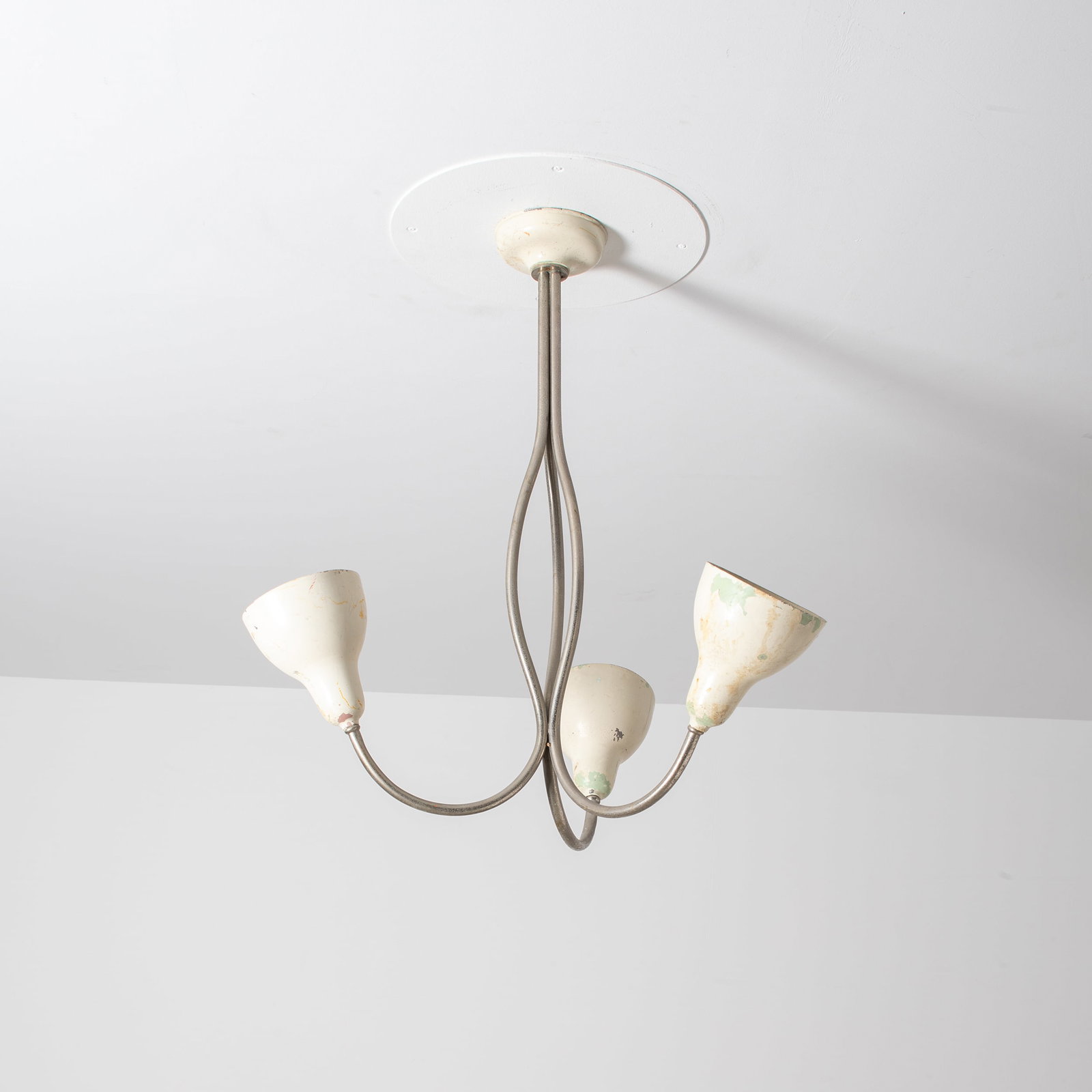 MANIFATTURA ITALIANA: Lampada a sospensione. Ottone nichelato, alluminio verniciato. Italia, anni '50 cm 68,5x60 AN ITALIAN CEILING LAMP Buone condizioni generali. Righe, graffi, segni di usura dovuti all'uso quotidiano. V