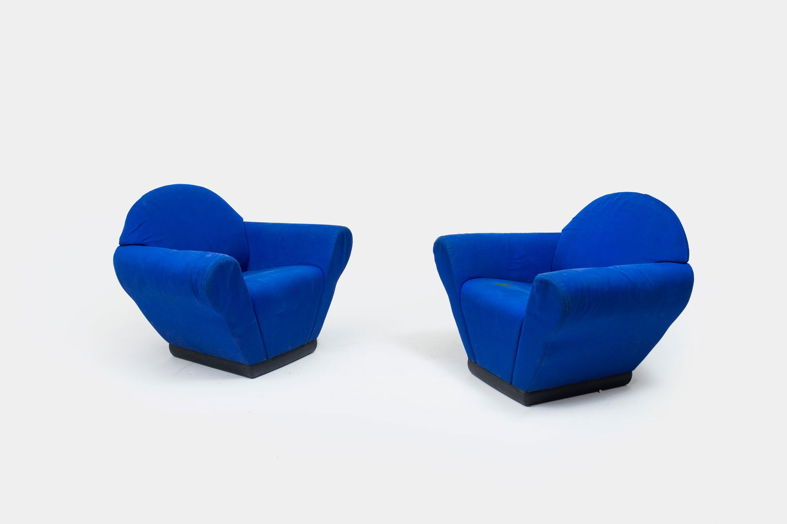 ETTORE SOTTSASS: Coppia di poltrone mod. Selim. Materiale plastico, tessuto imbottito, metallo. Produzione Cassina, anni '90. cm 68x82x58 A PAIR OF ARMCHAIRS BY E. SOTTSASS Catalogo Cassina 1992, pagina non numerata.