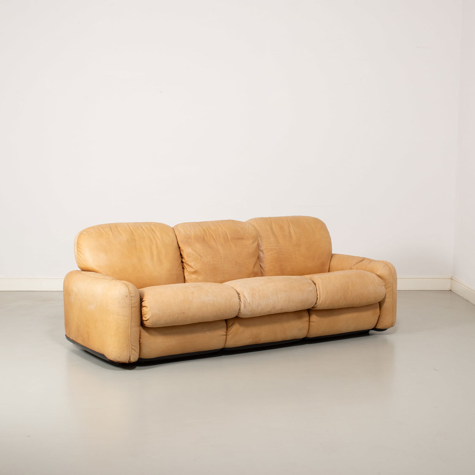 ARRIGO ARRIGONI: Divano mod. Piumotto. ABS stampato, pelle imbottita. Produzione Industrie Busnelli anni '70. cm 70x206x86 A SETTEE BY A. ARRIGONI Buone condizioni generali. Piccole righe, leggeri graffi, normali segn