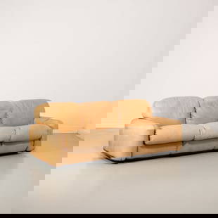 ARRIGO ARRIGONI: Divano mod. Piumotto. ABS stampato, pelle imbottita. Produzione Industrie Busnelli anni '70. cm 70x206x86 A SETTEE BY A. ARRIGONI Buone condizioni generali. Piccole righe, leggeri graffi, normali segn