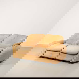 ARRIGO ARRIGONI: Divano mod. Piumotto. ABS stampato, pelle imbottita. Produzione Industrie Busnelli anni 70. Targhetta del produttore. cm 80x140x93 A SETTEE BY A. ARRIGONI Buone condizioni generali. Righe, graffi, nor