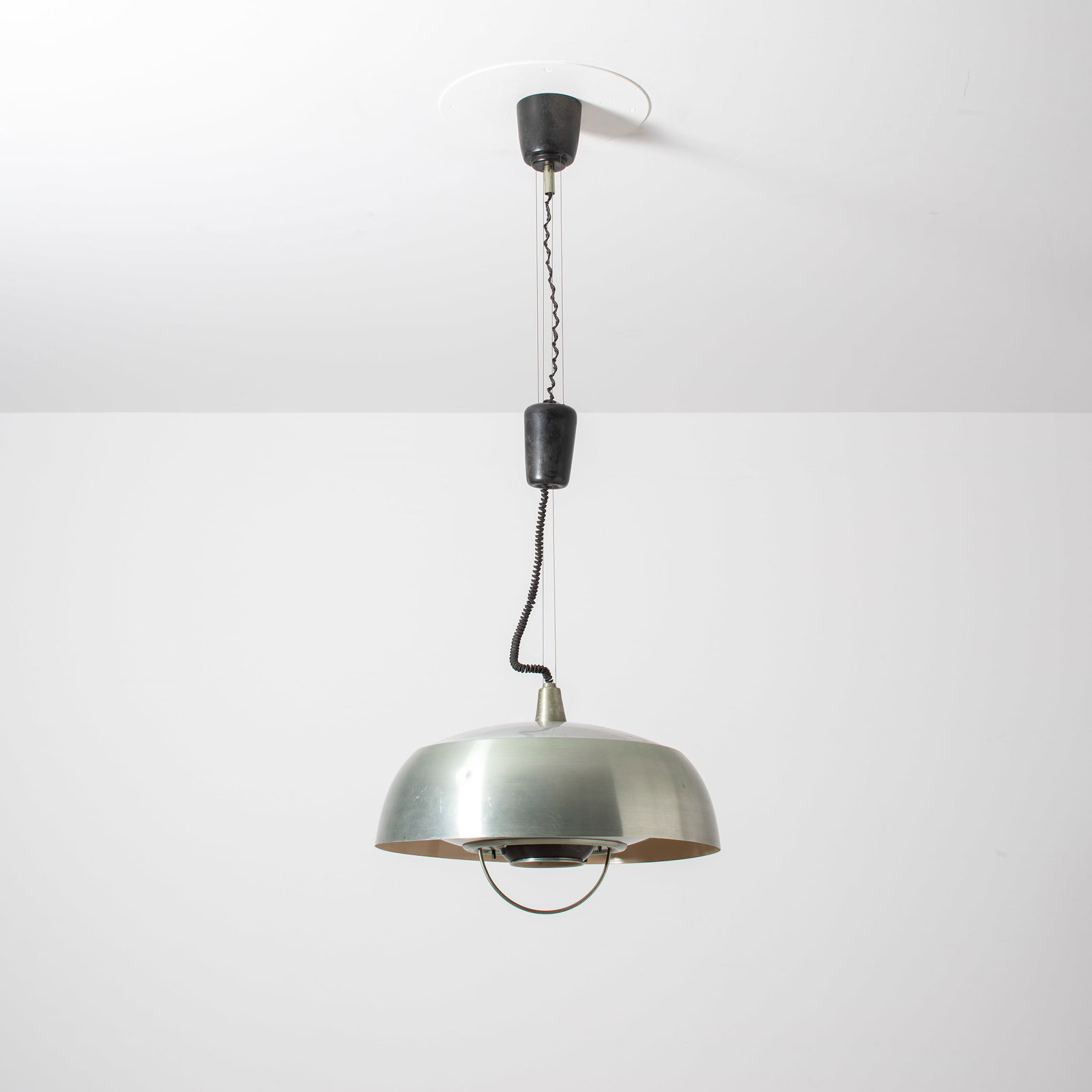 OSCAR TORLASCO: Lampada a sospensione mod. 618/S. Alluminio satinato, ghisa, metallo nichelato, vetro satinato. Produzione Lumi, prima metà anni' 60. Diametro del diffusore cm 55; altezza variabile. A CEILING LA