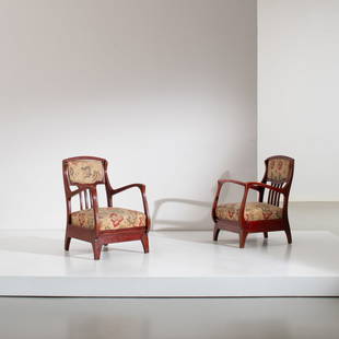 EUGENIO QUARTI: Coppia di poltrone. Legno massello tinto, tessuto. Primi anni del XX secolo. cm 85x56x64 A PAIR OF ARMCHAIRS BY E. QUARTI Cfr.: Elisabetta Barbolini Ferrari, Augusto Bulgarelli, Passato prossimo tra a