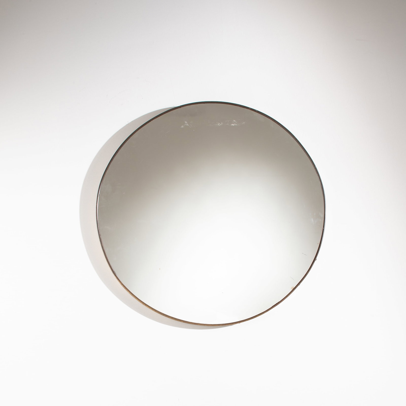 MANIFATTURA ITALIANA: Specchio. Ottone, legno, cristallo specchiato. Italia, anni '50 Diametro cm 81 AN ITALIAN MIRROR Buone condizioni generali. Piccole righe, leggeri graffi, normali segni di usura dovuti all'uso quotidi