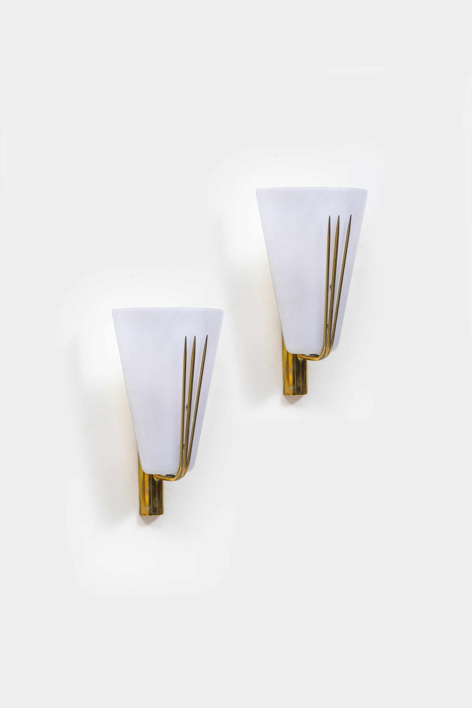 STILNOVO: Coppia di lampade da parete. Ottone, vetro opalino. Italia, anni '50. Decalcomania del produttore. cm 30x16x12 A PAIR OF WALL LAMPS BY STILNOVO Condizioni buone. Piccole righe e segni di usura. Ossida