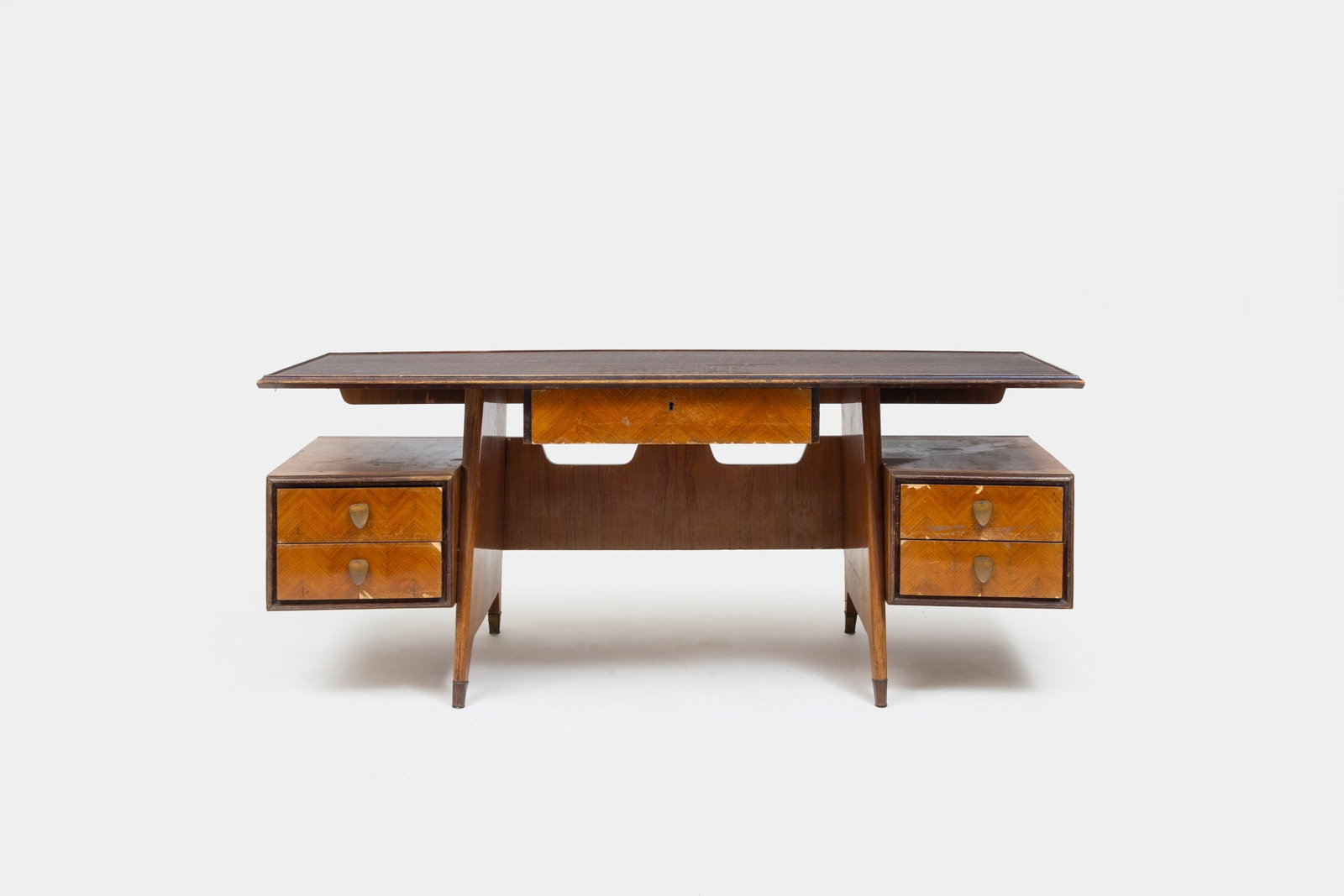 DASSI: Scrivania. Legno di frassino, marqueterie in legni esotici, ottone. Italia, anni '50. cm 74x192x92 A DESK BY DASSI Discrete condizioni. Righe, aloni, visibili mancanze. Necessita restauro professional