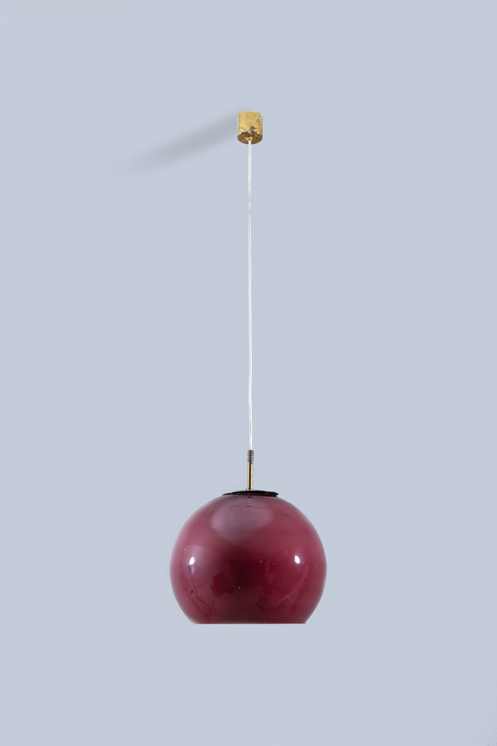 STILNOVO: Lampada a sospensione. Ottone, vetro colorato incamiciato. Italia, anni '50. Decalcomania del produttore parzialmente leggibile. cm 28x28 (diffusore) A CEILING LAMP BY STILNOVO Condizioni generali buo