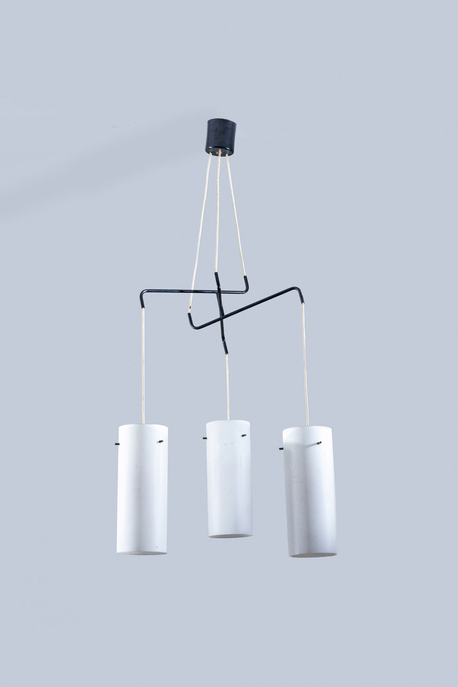 STILUX: Lampada a sospensione. Metallo smaltato, ottone, vetro opalino incamiciato. Italia, anni '50. cm 120x50x50 A CEILING LAMP BY STILUX Buone condizioni. Piccole righe e segni di usura. Ossidazione. Trasc