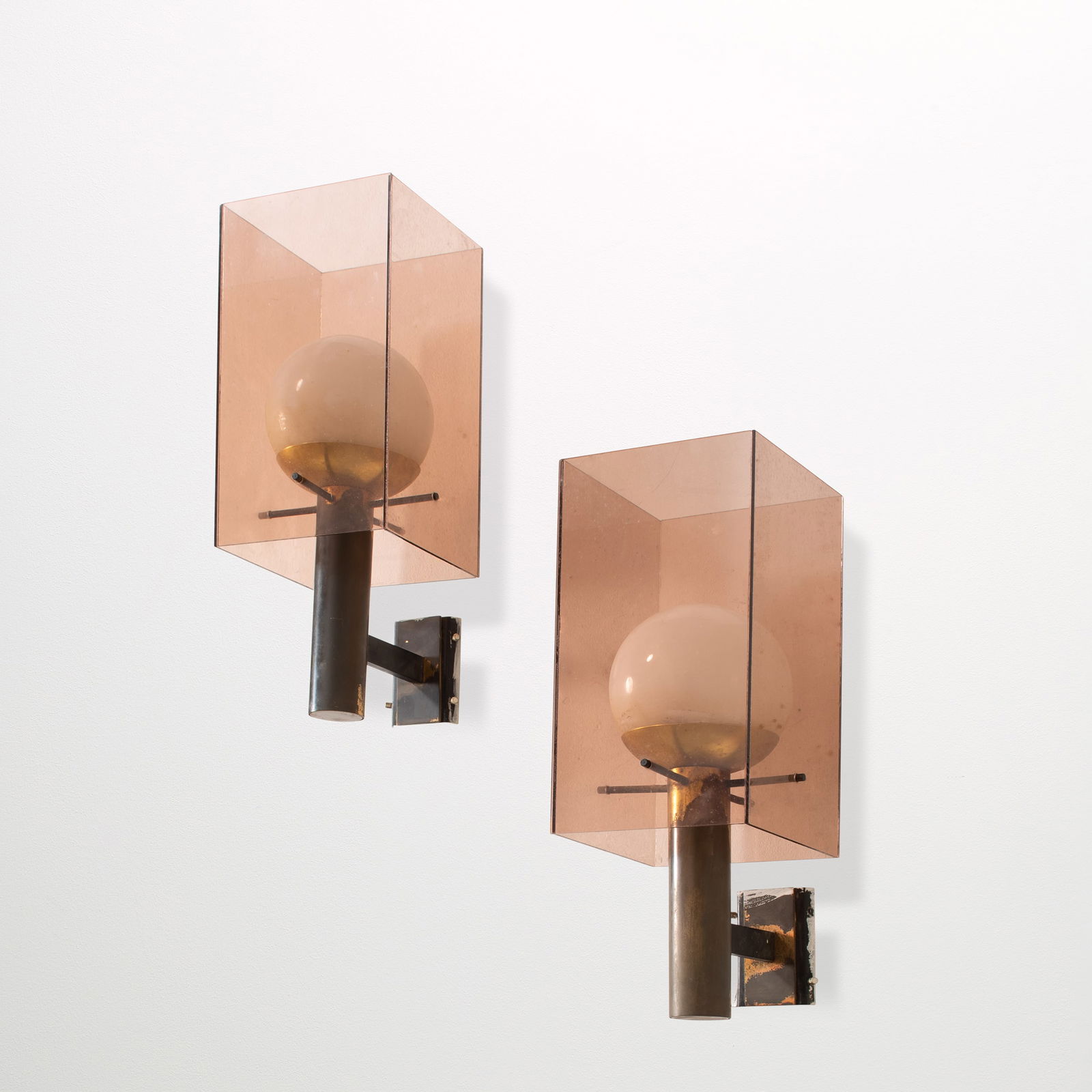 STILUX: Coppia di lampade da parete. Ottone, perspex colorato e vetro opalino. cm 44x16,5x23 A PAIR OF WALL LIGHTS BY STILUX Buone condizioni generali. Righe, leggeri graffi, normali segni di usura dovuti all