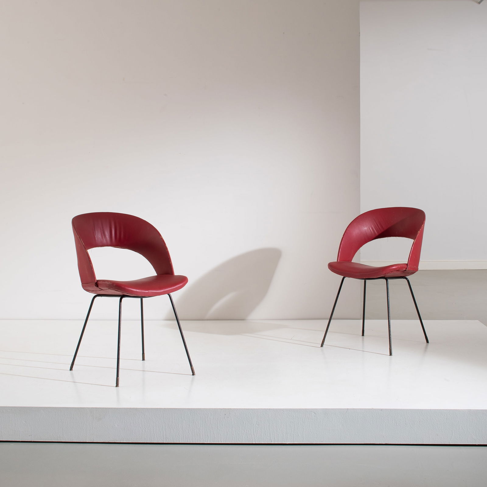 GASTONE RINALDI: Coppia di sedie mod. DU. Tondino metallico smaltato, ottone, vinilpelle imbottita. Produzione Rima 1956 ca. cm 79x47x50 A PAIR OF CHAIRS BY G. RINALDI G. & J. Drago, Gastone Rinaldi designer alla RIma